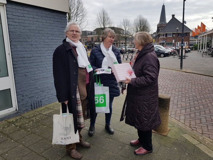 D66 Raadslid Jet Berends van Loenen en D66 kandidaat Thijs Schiphorst  op straat in gesprek met een inwoner van Brummen.